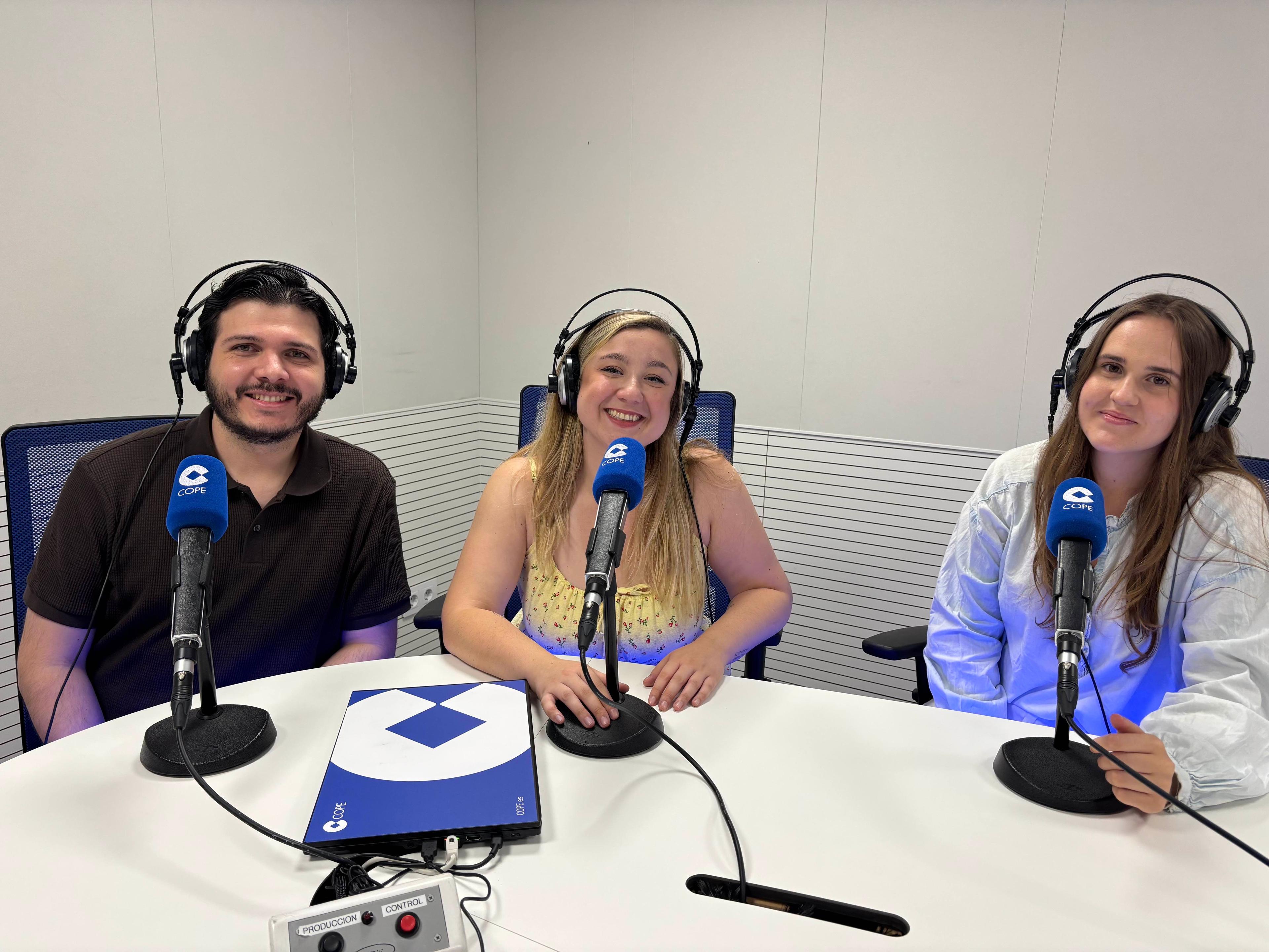 Luis Bravo, Malen Aguirre y Mencía González-Haba, del equipo de Logixs, en el estudio de COPE durante la entrevista en Lo que viene