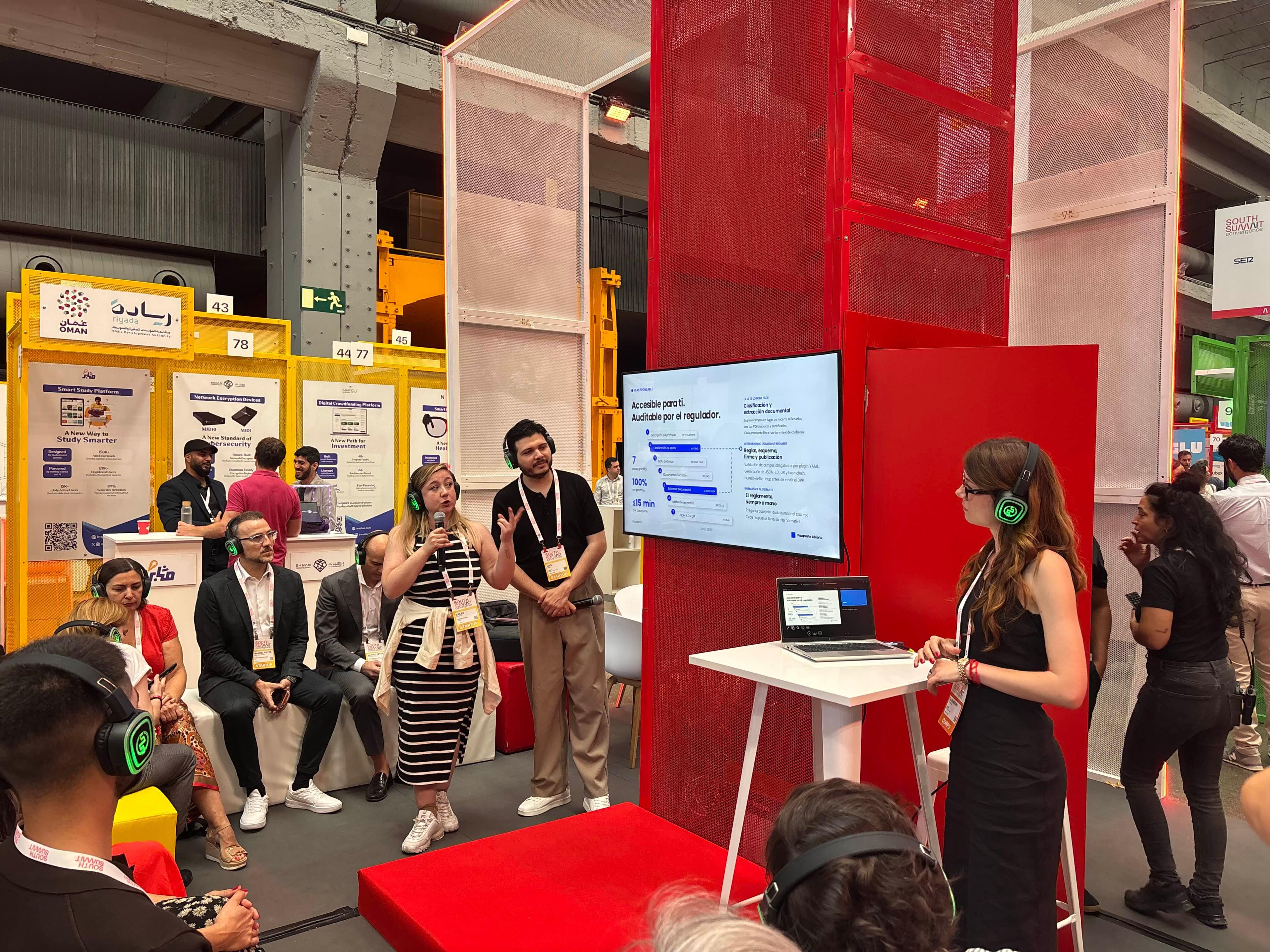 Equipo de Logixs presentando Trustbrief en su stand de la Semana del Código Abierto de la ONU en Nueva York